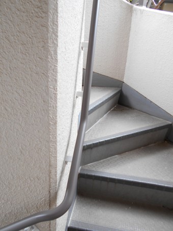 滑りやすい外階段も手すりをしっかり握って安全に 滑りやすい外階段も手すりをしっかり握って安全に